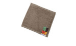 A Ross Seiftuch Vita 30 x 30 cm, braune Baumwolle mit buntem Aufnäher und weißem Etikett, auf weißem Hintergrund.
