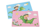 Zwei "Platzmatte Happy Zoo Drache pink" von Ritzenhoff & Breker zeigen Kinder als Ritter auf Drachen, mit rosa Hintergrund.