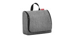 Die Reisenthel Kulturtasche Toiletbag XL in Twist Silver ist eine graue, rechteckige Polyestertasche mit einer Breite von 28 cm.