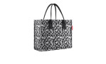 Reisenthel Handtasche Daily Shopper aus recyceltem Polyester mit schwarzem Henkel und Leo-Print auf weißem Grund.