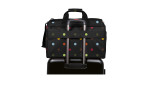 Die Reisenthel Reisetasche Allrounder L Pocket mit Polka Dots sitzt mit ihrer Trolley-Hülle auf einem Koffer.