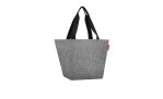 Eine Reisenthel Handtasche Shopper M in Grau Twist, recyceltes Polyester, schwarze Träger, rotes Etikett, auf weißem Hintergrund.