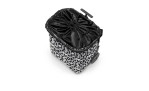 Der Reisenthel Einkaufstrolley Carrycruiser hat kugelgelagerte Räder, einen schwarzen Bezug und Leopardenmuster auf recyceltem Polyester.