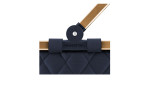 Nahaufnahme des Reisenthel Einkaufskorb Carrybag in gestepptem Marineblau mit 3D-Design und braunem Griff.
