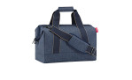 Die Reisenthel Reisetasche Allrounder M in dunkelblauem Fischgrätmuster ist aus recyceltem Polyester mit dunklen Griffen gefertigt.