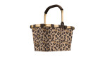 Reisenthel Einkaufskorb Carrybag in Leopardenmuster, mit Holzgriff, hellbraune Akzente, aus recyceltem Polyester.