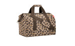 Reisenthel Reisetasche Allrounder L in Leo Macchiato Druck mit braunen Griffen, verstellbarem Gurt und Polyestergewebe.