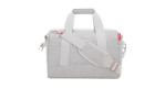 Reisenthel Reisetasche Allrounder M aus hellgrauem recyceltem Polyester mit roségoldenen Reißverschlüssen auf weißem Grund.