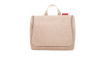 Reisenthel Kulturtasche Toiletbag XL in beige, aus recyceltem Polyester, mit Henkel und Reißverschluss, auf weißem Grund.