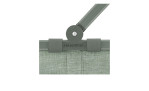Nahaufnahme eines grünen Reisenthel Einkaufskorb Carrybag Griffs in Twist Sage mit Aluminiumscharnier auf recyceltem Polyester.
