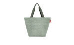 Eine schlichte, hellgrüne Handtasche Shopper M von Reisenthel in Twist Sage mit zwei Griffen und einem kleinen roten Seitenanhänger.
