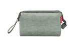 Die Reisenthel Kulturtasche Travelcosmetic ist eine graue Polyestertasche mit grünen Twist-Sage-Akzenten und einer Handschlaufe.