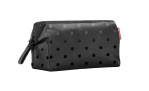 Reisenthel Kulturtasche Travelcosmetic: schwarze rechteckige Kulturtasche aus Polyester mit glänzenden schwarzen Punkten, schräge Ansicht.
