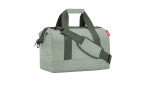 Reisenthel Reisetasche Allrounder M aus hellgrünem Polyester mit dunkelgrünen Griffen und einem roten Anhänger auf weißem Grund.