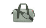 Reisenthel Reisetasche Allrounder M in Sage Grün Polyester mit schwarzen Trägern und einem Schulterpolster.