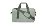 Reisenthel Reisetasche Allrounder L aus hellgrauem Polyester mit grünen Trägern und Schulterpolster, auf weißem Grund.