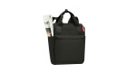 Schwarzer Reisenthel Rucksack Allrounder R aus recyceltem Polyester mit Frontzipper und Zeitung in der Seitentasche.