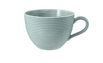 Seltmann Milchkaffeeobere Beat Arktisblau 350 ml Becher mit horizontalen Rillen auf weißem Hintergrund.