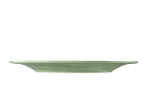 Frühstücksteller Beat 23,3 cm aus Porzellan in Salbeigrün. Ansicht von der Seite.