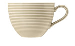 Seltmann Milchkaffeeobere Beat Sandbeige 350 ml Becher mit Rillen und geschwungenem Henkel, abgebildet auf weißem Hintergrund.