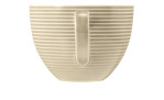Seltmann Milchkaffeeobere Beat Sandbeige 350 ml Tasse mit horizontalen Rillen, Seitenansicht mit Henkel nach vorne.