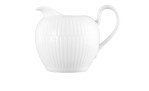 Das Seltmann Milchkännchen Amina 0,29 l hat eine gerippte Struktur, einen Ausguss und einen Henkel - ideal als Dekoration oder als weiße Vase.