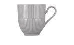 Der Seltmann Becher Amina 350 ml Grau ist ein grauer Porzellanbecher mit vertikalen Rillen, Henkel und abgerundetem Boden.