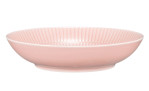 Der Seltmann Suppenteller Amina 21 cm Rosa hat eine gerippte Innenseite und ist seitlich auf weißem Hintergrund abgebildet.