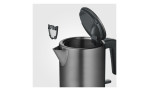Der SEVERIN Wasserkocher 1 l von Severin in dunklem Inox hat einen offenen Deckel und einen herausnehmbaren Filter neben dem Ausguss.
