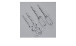 Vier SEVERIN Handmixer-Aufsätze - zwei Knethaken, zwei Rührbesen - von Severin ruhen auf einer grauen Fläche.