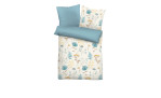 Mako-Satin Bettwäsche in einer Beige-Blauen Kombination. In dem Beige sind Blumen als Muster. Mit einem Blauen und einem Beige-Blumen Kissen zusehen. 