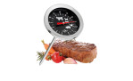 Ein Küchenprofi Bratenthermometer aus Edelstahl in Silberfarben steckt in Steak mit Gemüse und Kräutern auf weißem Hintergrund.
