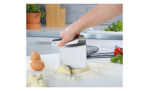 Mit dem Küchenprofi Küchenspachtel wird Teig auf bemehlter Fläche neben Eiern und Gemüse geschnitten.