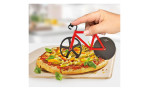 Eine Hand schneidet mit dem Küchenprofi Pizzaschneider Bike aus Edelstahl eine Pizza mit Käse und Paprika.