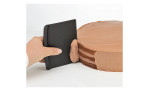 Eine Hand benutzt ein Küchenprofi Teigschaber-Set Bake 3-tlg. zum Glätten von Schokoladenglasur auf einer Schichttorte.
