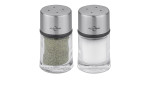 Zwei Küchenprofi Pfeffer-/Salzstreuer mit Silberdeckeln, einer gefüllt mit schwarzem Pfeffer, einer mit weißem Salz auf weißem Grund.