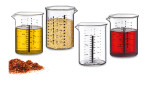 Vier transparente Küchenprofi Messbecher 150 ml gefüllt mit Öl, Körnern, Wasser & Saft; Chilipulver daneben gestreut.