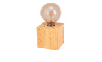 Die Tischleuchte Prestwick 2 9,5 cm hat eine runde Glühbirne auf einem würfelförmigen Holzsockel, ideal für stilvolle Dekorationen auf weißen Oberflächen.