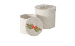 Zwei runde Boltze Box Noelle (14 cm), beige mit Weihnachtskiefer und roter Schleife; eine Box offen, eine geschlossen.