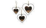 Der Boltze Dekoanhänger Zinah 18 cm besteht aus 3 Holzherzen in Metallrahmen, die jeweils mit einer Schnurschlaufe versehen sind.
