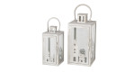 Zwei weiße Laternen von Boltze Laterne Nordy, 23 cm, mit Hausausschnitten, perfekt für die Dekoration auf einem weißen Hintergrund.