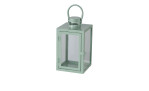 Die Laterne Arana 25 cm von Boltze aus grünem Glas und Metall mit Henkel und Tür vor weißem Hintergrund.