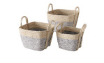 Der Boltze Dekokorb Rulah 28 cm: drei geflochtene rechteckige Körbe mit Griffen in Natur und Grau auf Weiß.