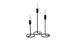 Drei Boltze Kerzenleuchter Fio 32 cm aus schwarzem Metall mit weißen Kerzen vor weißem Hintergrund.