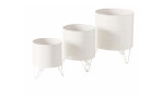 Drei weiße zylindrische Pflanzgefäße Übertopf Rillana 21,5 cm mit Metallständern, nebeneinander auf weißem Grund.