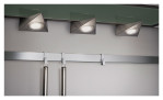 Das Trio LED-Unterbauleuchten-Set Ecco 3 tlg. wirft modernes, nickel-mattes Licht an die Wand über den Küchenutensilien.