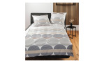 Modernes Bett mit Mako-Satin-Bettwäsche J.D. 135x200 cm in grau, beige & weißen geometrischen Mustern.