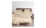 Mako-Satin Kissenbezug Colors, in der Größe 40 x 40 cm und in der Farbausführung creme, auf einem Bett bezogen mit der passenden Bettwäsche und anderen Kissen