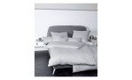 Mako-Satin Kissenbezug Colors in der Größe 40 x 60 cm und in der Farbausführung silber-grau, auf einem Bett bezogen mit der passenden Bettwäsche und weiteren Kissen