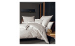Mako-Satin Bettwäsche Modernclassic in der Göße 155 x 220 cm un in der Farbausführung beige, auf einem Bett bezogen
